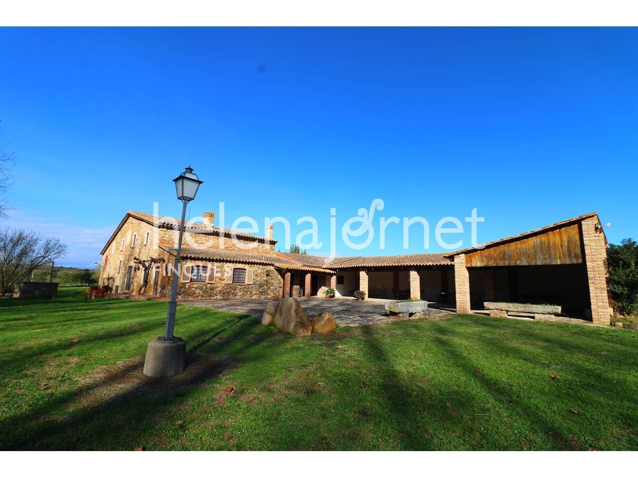 Excellent rustic estate with a renewed 563 m2 farmhouse and 4.8 hectares of land. - 1561