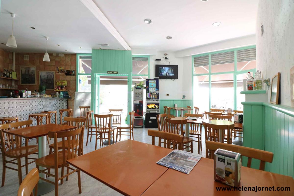 Cafeteria amb alt volum de feina davant l’Institut