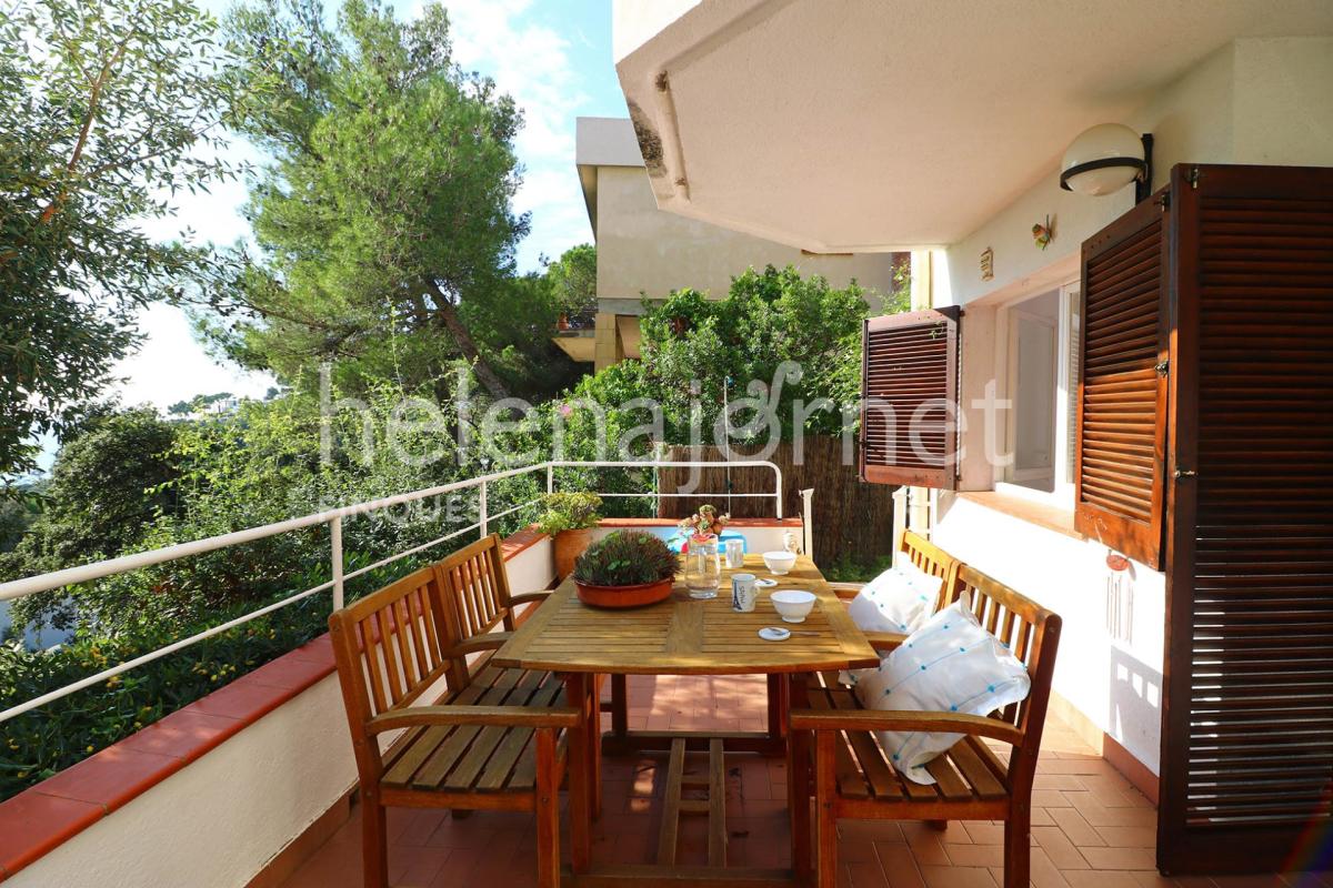 Apartamento de dos habitaciones con vistas al mar en la urbanización rosamar