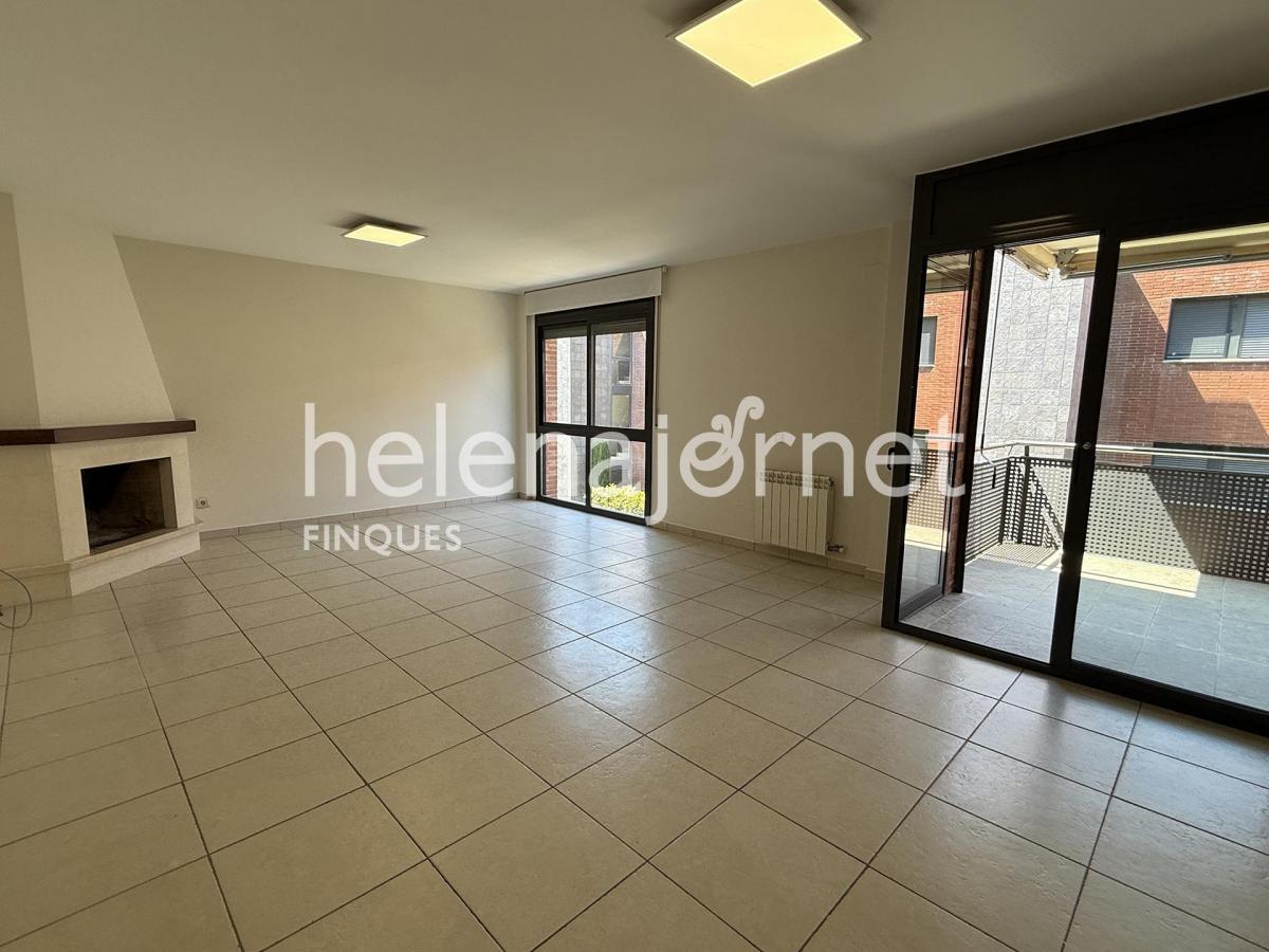 Fantàstic apartament tipus duplex amb balcó, terrassa, piscina comunitària i plaça d’aparcament