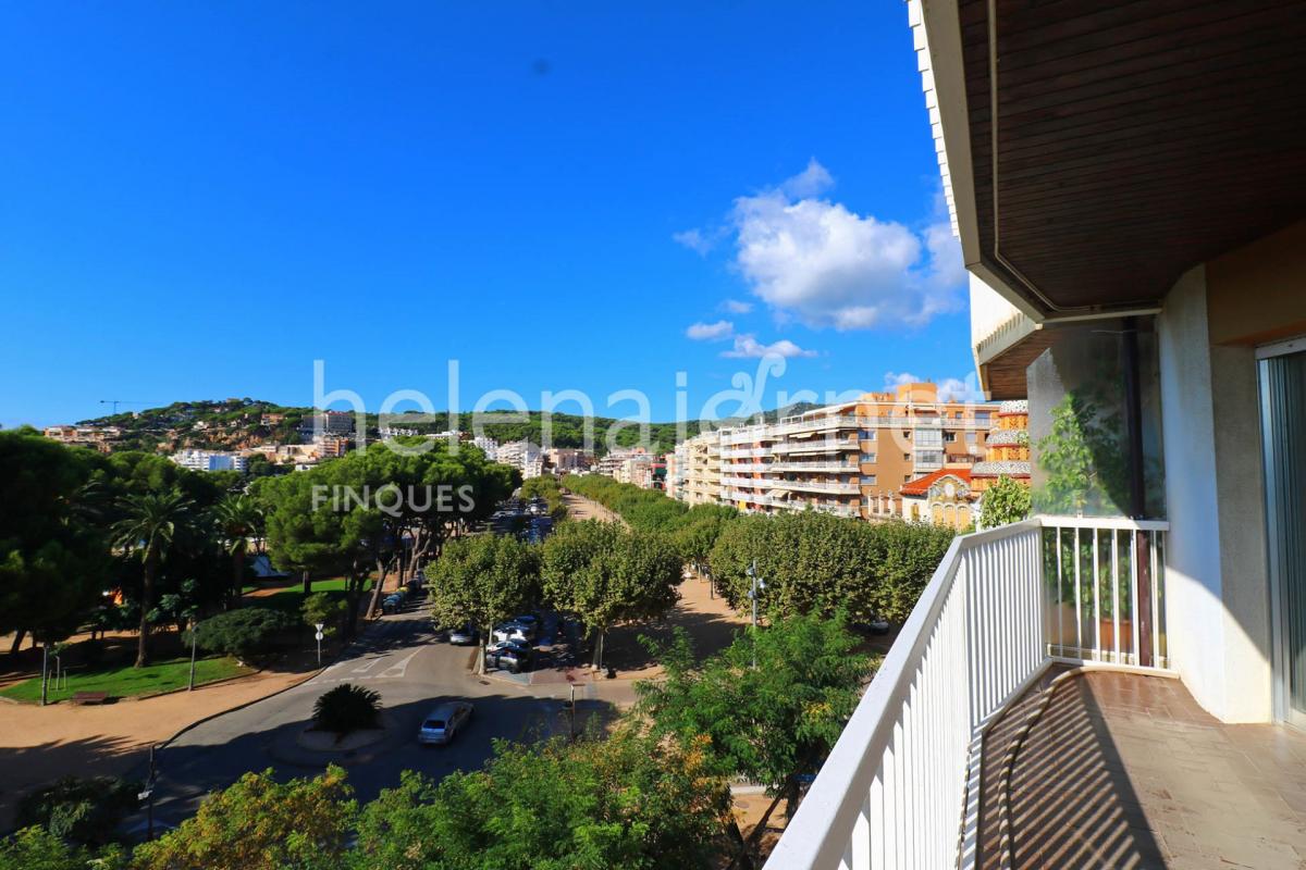 Magnífic pis al Passeig de Sant Feliu de Guíxols, a primera línia de mar