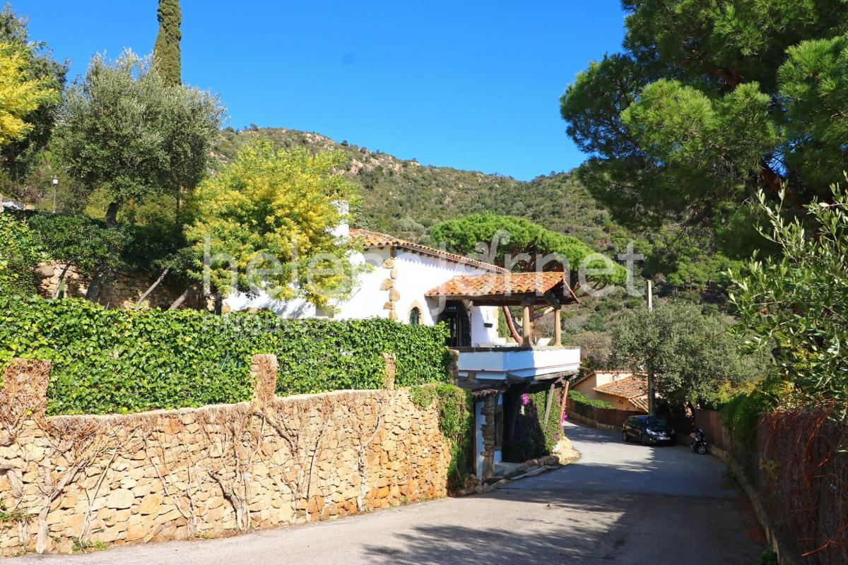 Fantàstica casa amb jardí i vistes al mar en una exclusiva urbanització a Castell d’Aro