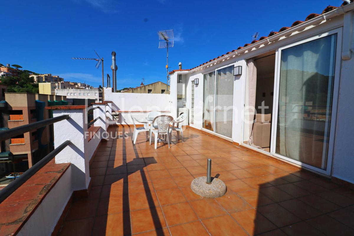 Apartament acollidor i lluminós amb una gran terrassa al centre de Sant Feliu de Guíxols