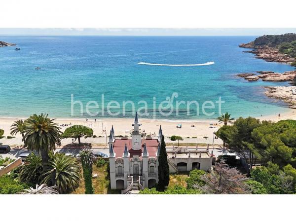 Edifici Modernista situat a primera linea de mar