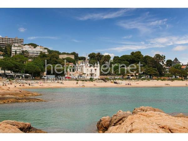 Edifici Modernista situat a primera linea de mar