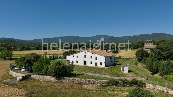Catalan country house with 7Ha of land in Catalonia