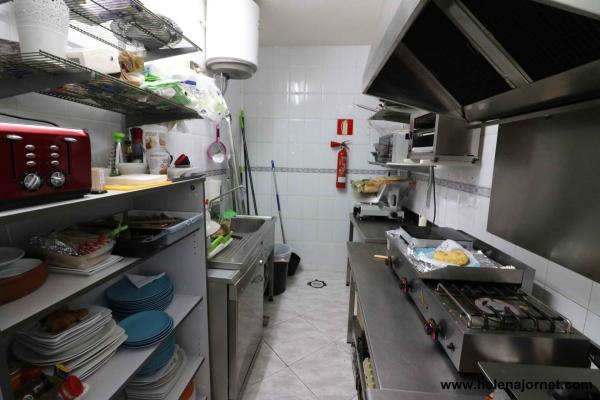 Cafeteria amb alt volum de feina davant l’Institut