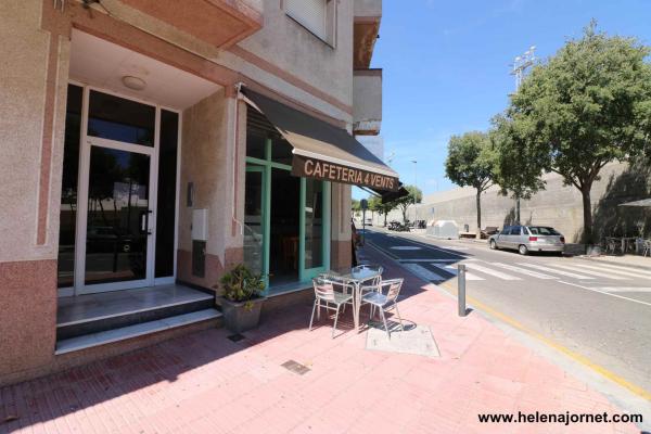 Cafeteria amb alt volum de feina davant l’Institut