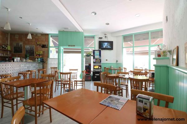 Cafeteria amb alt volum de feina davant l’Institut