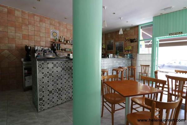 Cafeteria amb alt volum de feina davant l’Institut