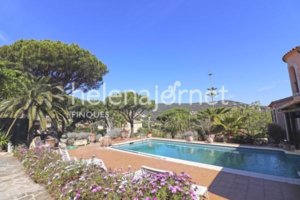 Fantástico chalet con piscina en la urbanización Vescomtat de Cabanyes