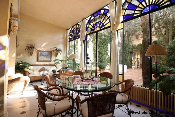 Espectacular casa d’estil modernista al centre del poble