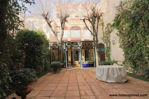 Espectacular casa d’estil modernista al centre del poble