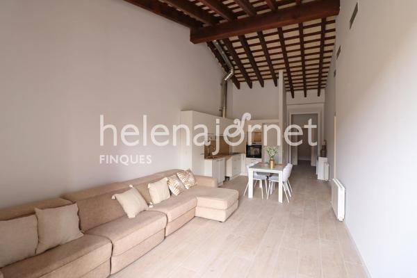 Fantastico apartamento de 90 m2 ubicado en la plaza del monestir de sant feliu de guíxols