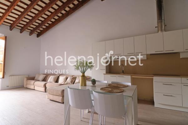 Fantastico apartamento de 90 m2 ubicado en la plaza del monestir de sant feliu de guíxols