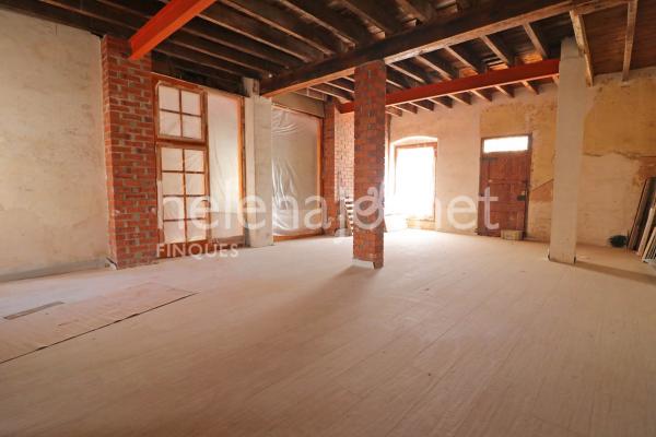 Commercial premises located in a charming building in the town centre