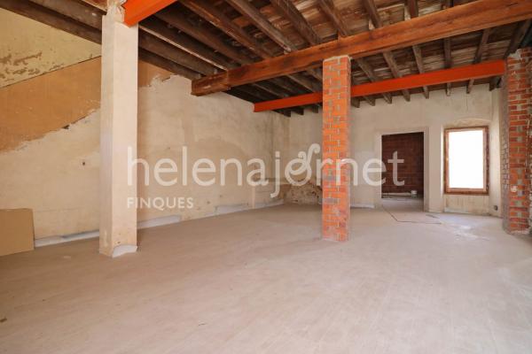 Commercial premises located in a charming building in the town centre