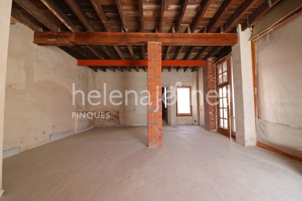 Commercial premises located in a charming building in the town centre