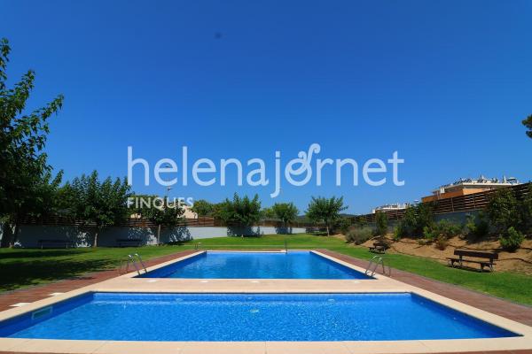 Apartament de dues habitacions amb plaça d’aparcament i piscina comunitària