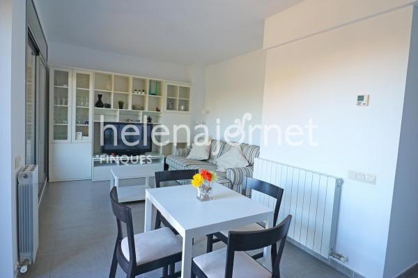 Apartament de dues habitacions amb plaça d’aparcament i piscina comunitària