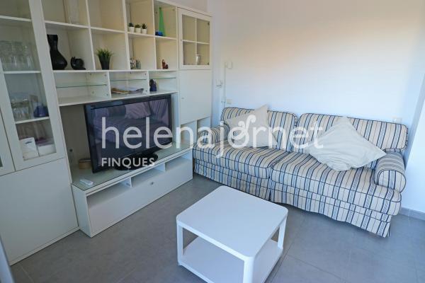 Apartament de dues habitacions amb plaça d’aparcament i piscina comunitària