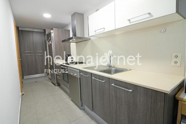Apartament de dues habitacions amb plaça d’aparcament i piscina comunitària