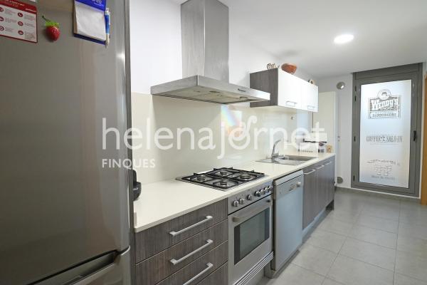 Apartament de dues habitacions amb plaça d’aparcament i piscina comunitària