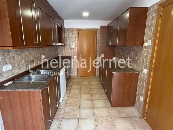 Fantàstic apartament tipus duplex amb balcó, terrassa, piscina comunitària i plaça d’aparcament