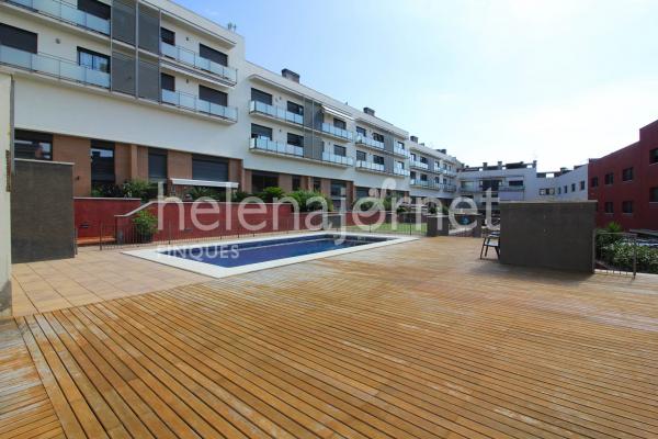 Encantador apartament amb terrassa privada i piscina comunitària
