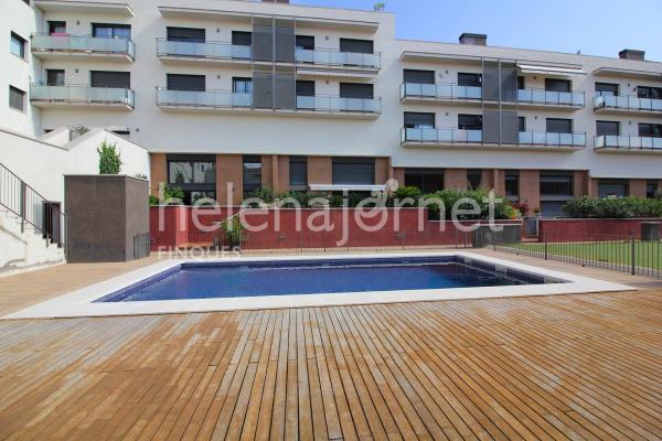 Encantador apartament amb terrassa privada i piscina comunitària