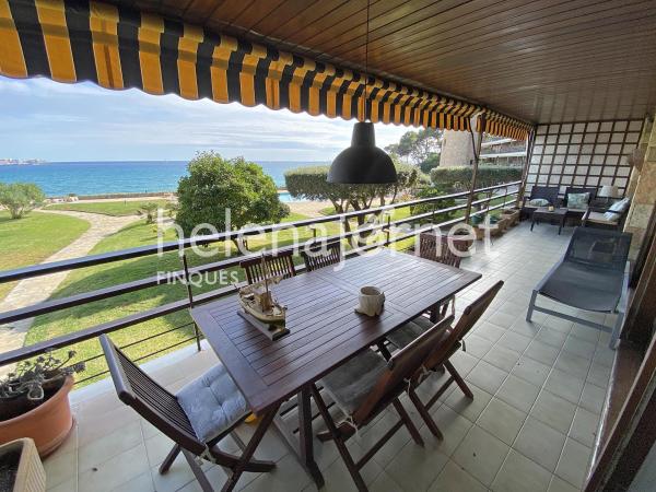 Acollidor apartament amb piscina comunitària i vistes al mar a Torre-Valentina