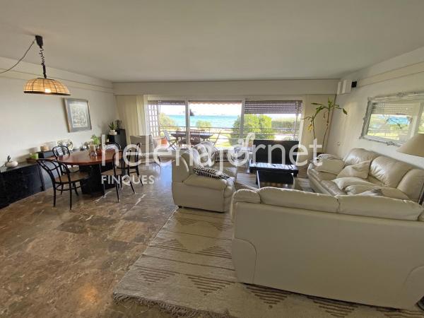 Acollidor apartament amb piscina comunitària i vistes al mar a Torre-Valentina