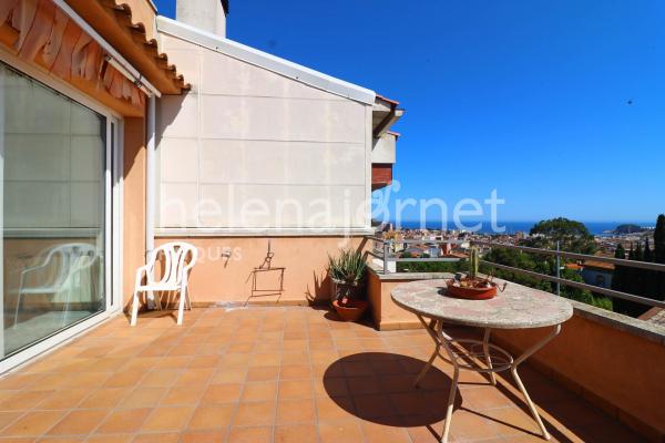 Casa adossada a Sant Feliu de Guíxols