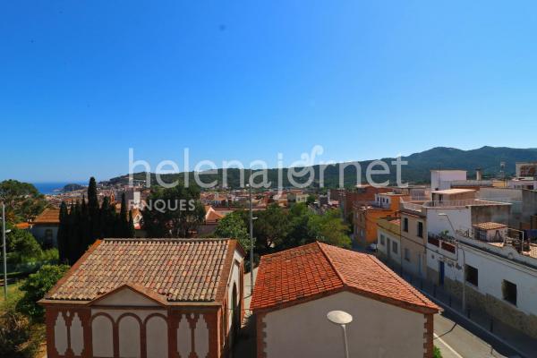 Casa adossada a Sant Feliu de Guíxols
