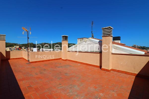 Casa adossada a Sant Feliu de Guíxols