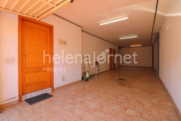 Casa adossada a Sant Feliu de Guíxols