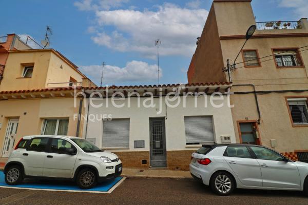 Encantadora casa de poble de dues plantes i garatge tancat