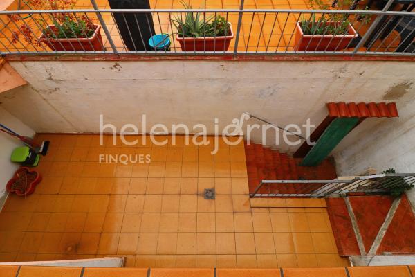 Casa adossada a Sant Feliu de Guíxols