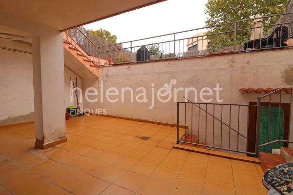 Casa adossada a Sant Feliu de Guíxols
