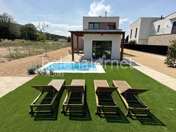 Preciosa casa d'obra nova amb aire condicionat i piscina privada