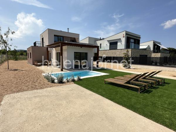 Preciosa casa d'obra nova amb aire condicionat i piscina privada