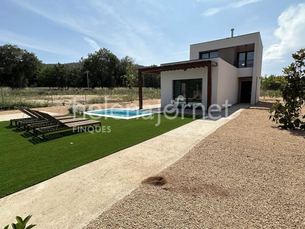 Preciosa casa d'obra nova amb aire condicionat i piscina privada