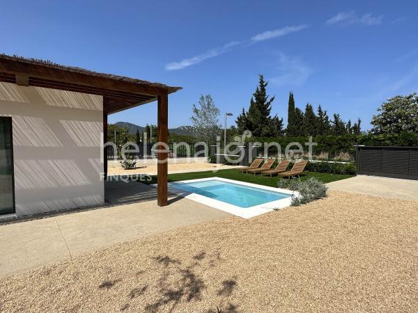 Preciosa casa d'obra nova amb aire condicionat i piscina privada