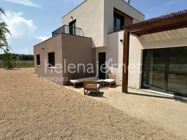 Preciosa casa d'obra nova amb aire condicionat i piscina privada