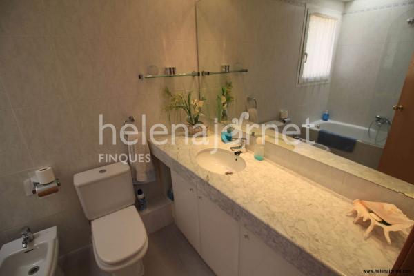 Casa adossada a Sant Feliu de Guíxols