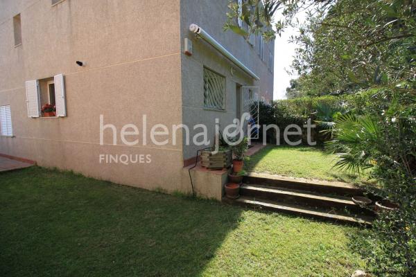 Casa adossada a Sant Feliu de Guíxols