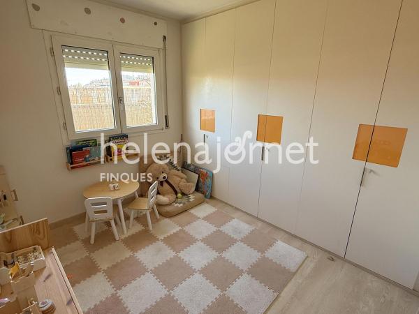 Pis lluminós amb gran terrassa i parking tancat a la venda