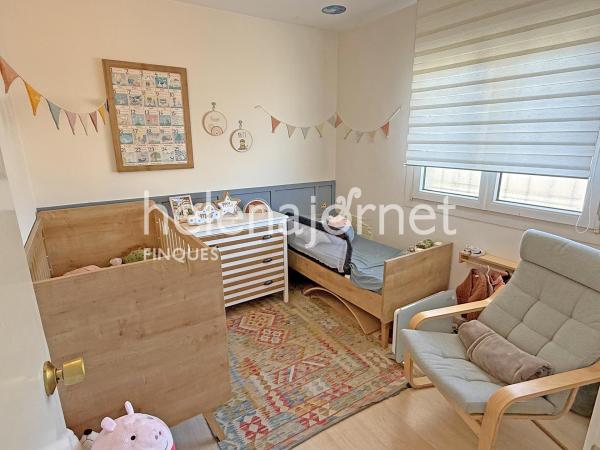 Pis lluminós amb gran terrassa i parking tancat a la venda