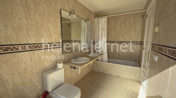 Casa adossada a Sant Feliu de Guíxols