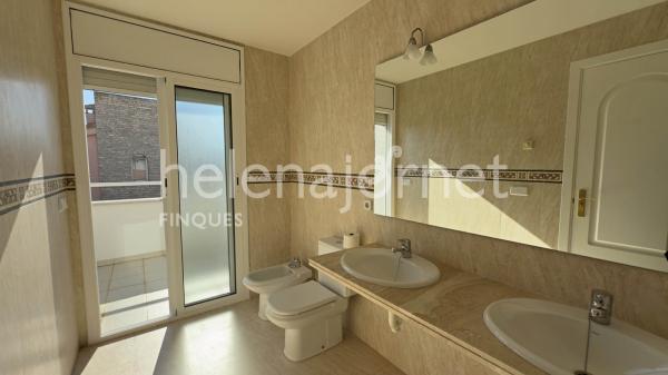 Casa adossada a Sant Feliu de Guíxols